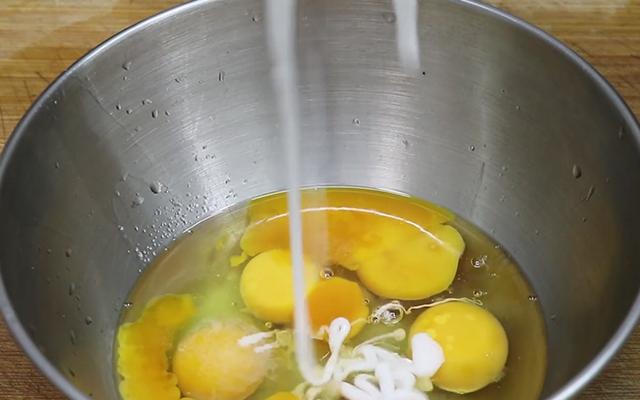 脆皮蛋卷的家常做法，皮蛋卷的做法窍门（手把手教你做酥香解馋的脆皮鸡蛋卷）