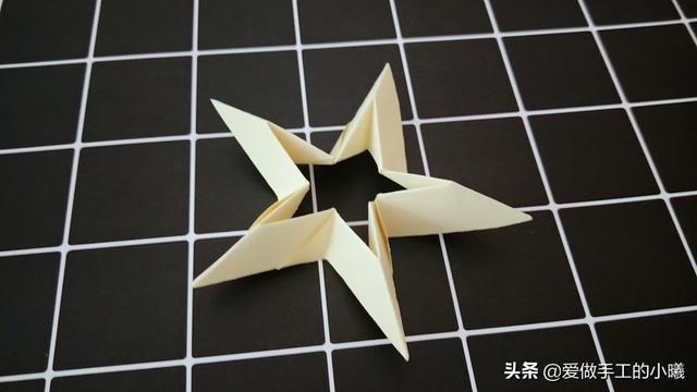 叠五角星的步骤图片，怎样折五角星方法图解（用彩纸折个立体五角星）