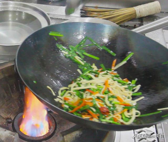 韭菜炒千张丝怎么炒，韭菜花炒千张肉丝（厨师长教你用韭菜凉拌千张）