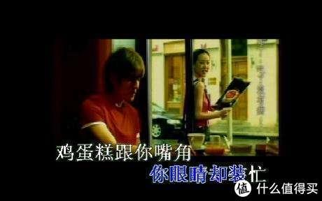 她的睫毛弯的嘴角，她的睫毛歌词（别和我说你是哭着进来找青春的）