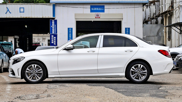 奔驰c和e的区别，奔驰c系和e系的区别（一招教你认出奔驰是什么级别）