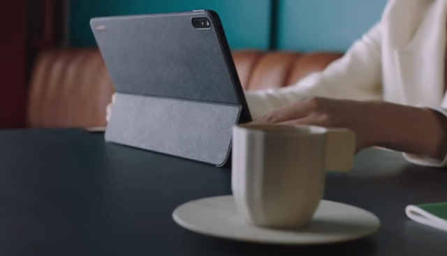 华为平板怎么分屏一半一半，华为平板M3分屏屏幕分成两个区域打开两个窗口（华为Matepad）