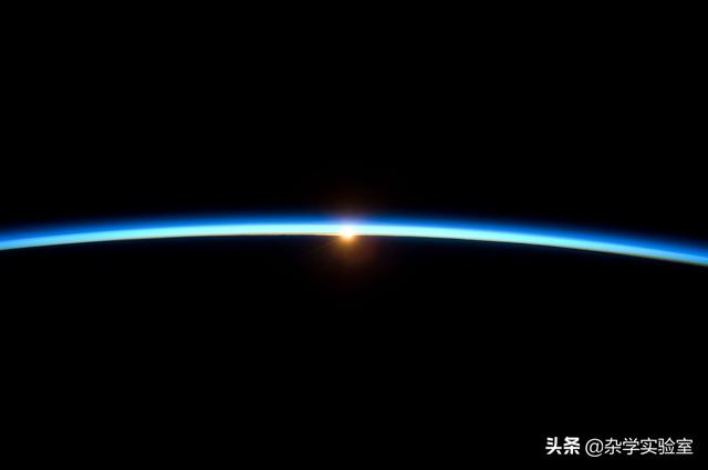 平流层高度多少米，民航飞机为什么不超过一万23米飞行不是在平流层会更好吗（平流层和对流层是什么）