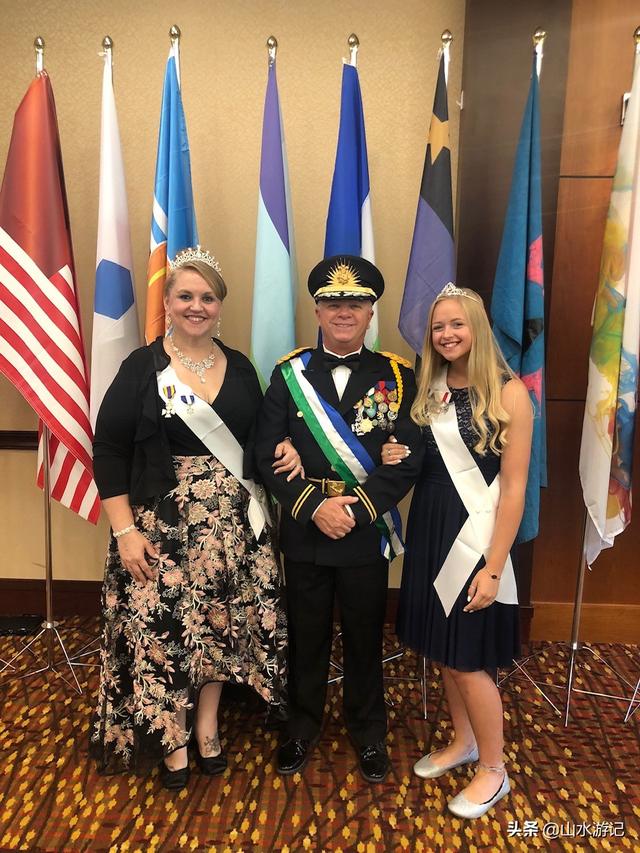 纸牌国中的鸟是什么鸟，纸牌国讲的是什么鸟（美国也有个“国中之国”）