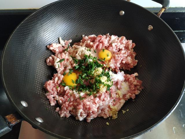 荠菜猪肉馅馄饨怎么调好吃，在我们家，但凡想不出要吃什么