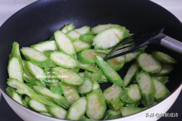 带棱的丝瓜怎么做，带棱角的丝瓜怎么凉拌（8月此菜正当季）