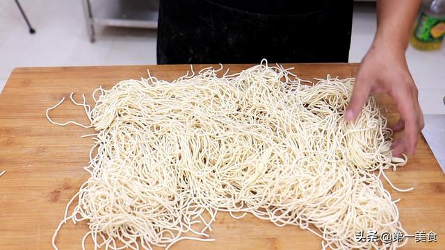 芝麻叶怎么做好吃，嫩芝麻叶怎么做好吃（芝麻叶面条这样做）