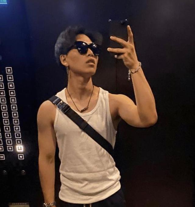 45岁陈坤与19岁儿子罕同框，父子俩痞气十足，长相却各有特色