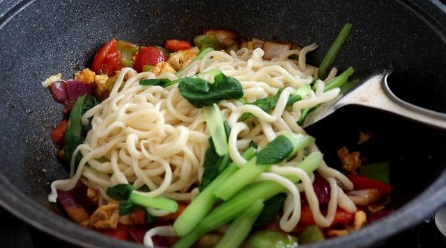 炒拉条子的家常做法，炒拉条怎么做最好吃（味道比饭店里的还好吃）