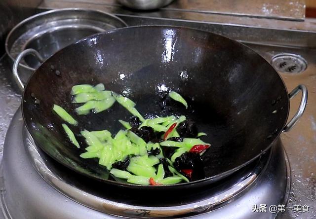 青瓜怎么炒好吃，猪利怎么炒好吃（木耳炒青瓜不要直接下锅炒）
