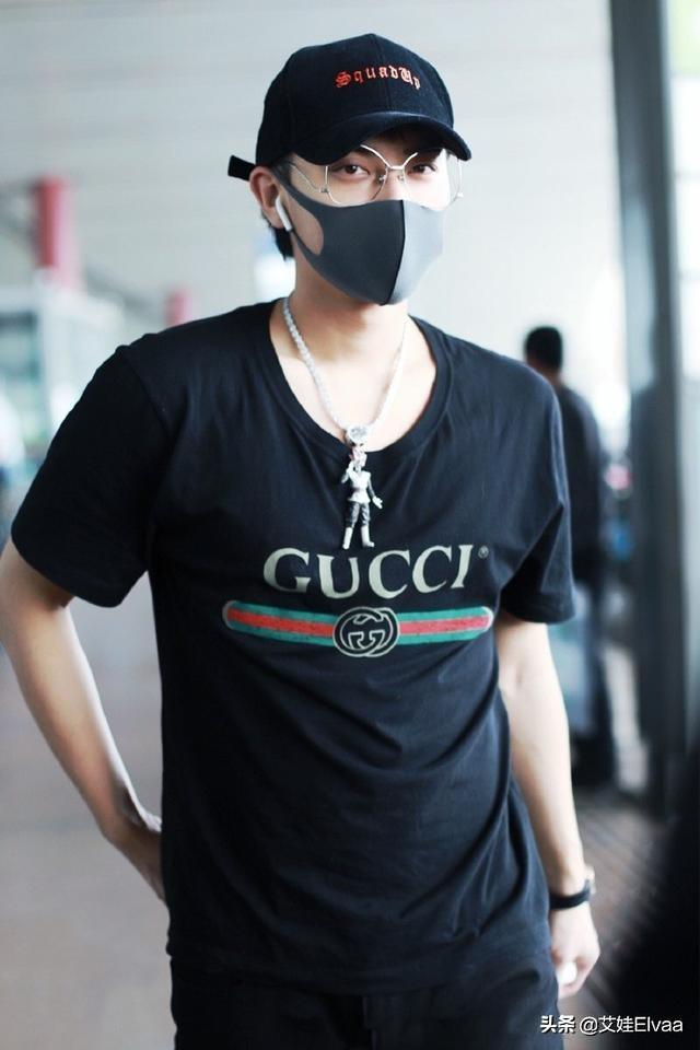 黄子韬几岁了,黄子韬几岁了今年2020("烂大街"t恤配破洞裤走机场)