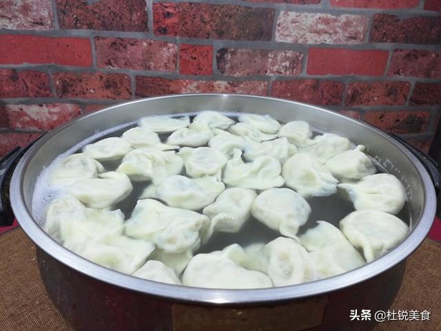 肉三鲜馅怎么调好吃，肉三鲜馅怎么调好吃视频（老师傅教你肉三鲜水饺经典做法）