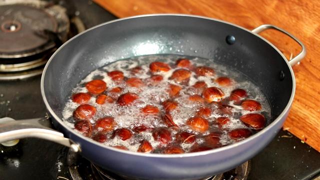 板栗是怎么炒的，板栗是怎么炒出来的（出锅香甜软糯好剥皮）