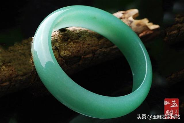 东陵玉手镯的佩戴以及保养，东陵玉手镯戴久了有什么变化（东陵玉手镯值不值得买）