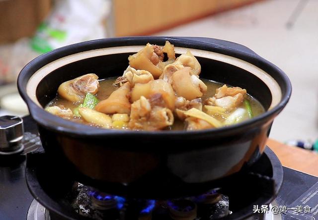 怎样炖猪蹄，怎样炖猪蹄汤好喝又营养（这才是砂锅炖猪蹄最好吃的家常做法）