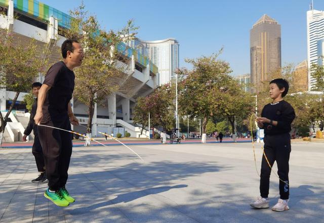 170斤跳绳多久不伤膝盖又能减肥，“广州绳王”是怎么炼成的