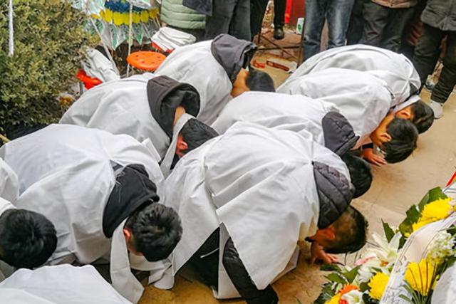 祭祀礼仪的顺序，祭祀有顺序（什么场景怎么磕头）
