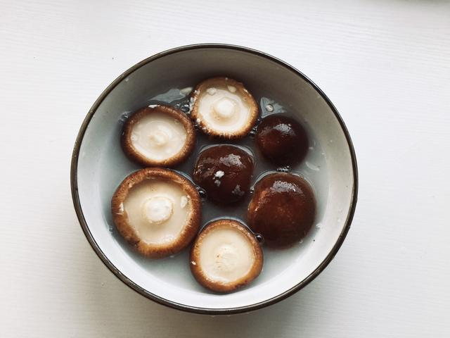 香菇正确的清理方法，正确方法可让脏东西乖乖溜走