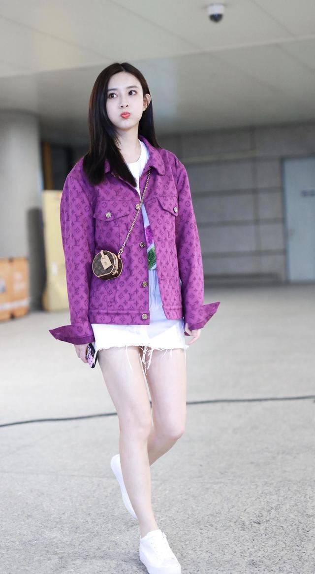 紫色t恤怎么搭配外套图片