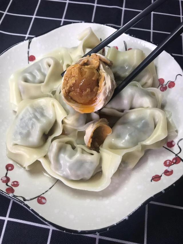 烤海鸭蛋怎么吃，烤海鸭蛋吃了会上火吗（爆油的烤海鸭蛋就饺子吃）