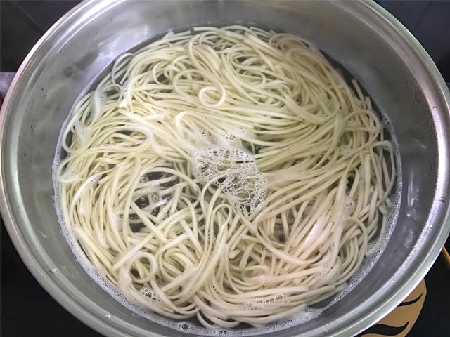 酸汤面的家常做法，西北酸汤面的家常做法（家常酸汤面最简单的做法）