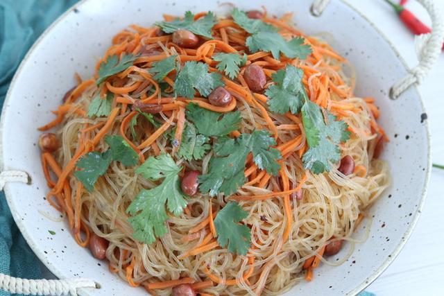 如何制作土豆炒粉丝，土豆炒粉丝怎么做好吃（不想做饭就吃它）