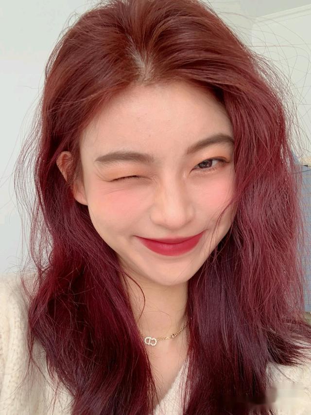 黑茶色适合什么肤色，黑茶色适合黑黄皮肤吗（显黑又土气的发色）