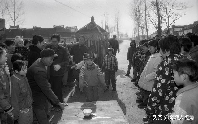 接亲客套话大全，初次见亲家说的客套话有哪些（花轿迎娶亲成热点，朴实热闹）