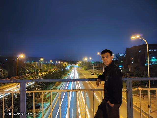 手机拍月亮参数，能拍月亮的手机有哪些（用手机这样拍出高级感创意月亮照片）