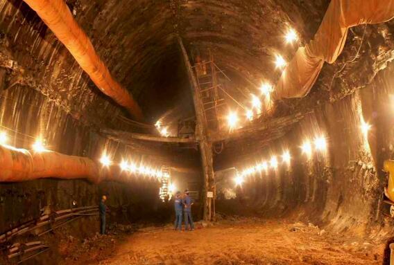 海底隧道是在海底还是在海的中间，海底隧道是连接哪两个海域的（海底隧道是怎么修建的）