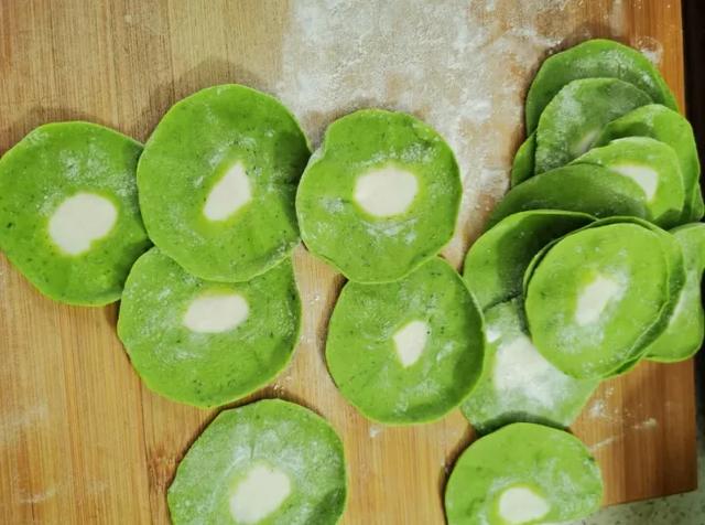 怎么做三鲜馅翡翠白玉饺子，翡翠白玉-菠菜三鲜饺子