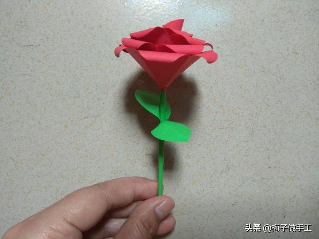 用卡纸做玫瑰花，简单又好看的手工折纸玫瑰花（梅子教你DIY玫瑰花折纸）