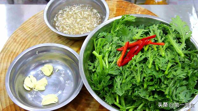 茼蒿怎么吃好吃，厨师长简单一炒很家常