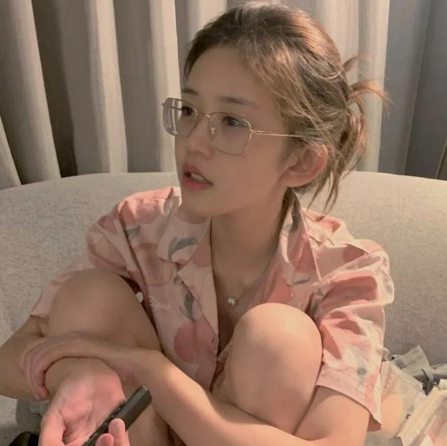 动漫女生头像   今天天气很好适合打打闹闹微信，动漫女生头像   今天天气很好适合打打闹闹，更适合亲亲抱抱（女生：可以获得漂亮并且温柔）
