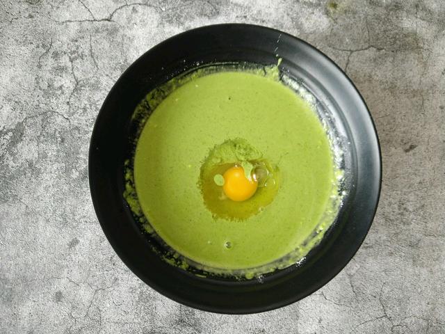 菠菜鸡蛋饼的简单做法，菠菜鸡蛋饼的简单做法窍门（菠菜和鸡蛋摊成饼）