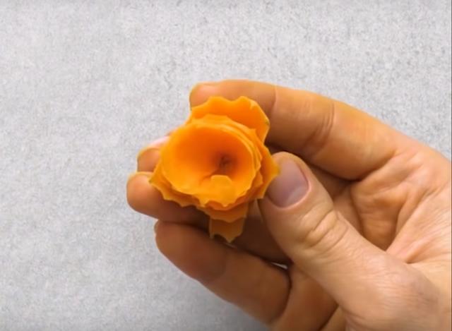 胡萝卜制作简单而又漂亮的花，动动手就能轻易完成
