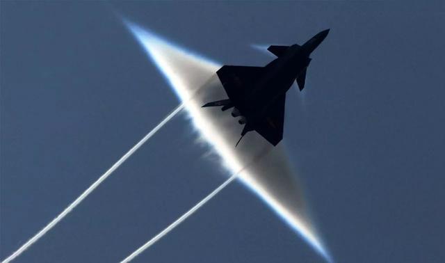 飞机白烟是什么，飞机上的白色烟是什么（为什么机翼会冒出白烟）