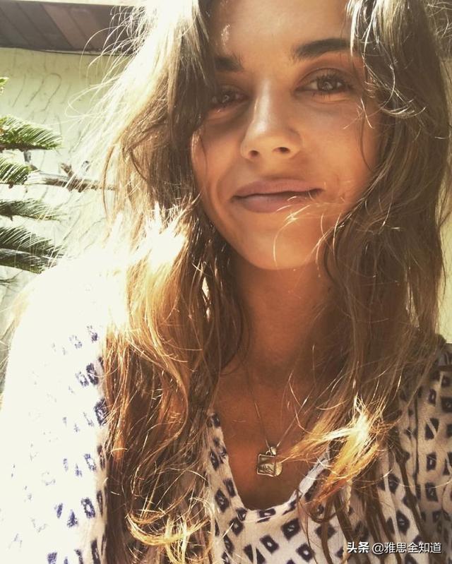 jumpy的解释及jumpy的例句，jumpy jumpy game（一位女士拍了她的蟾蜍在她的玩具屋里做事情的照片）