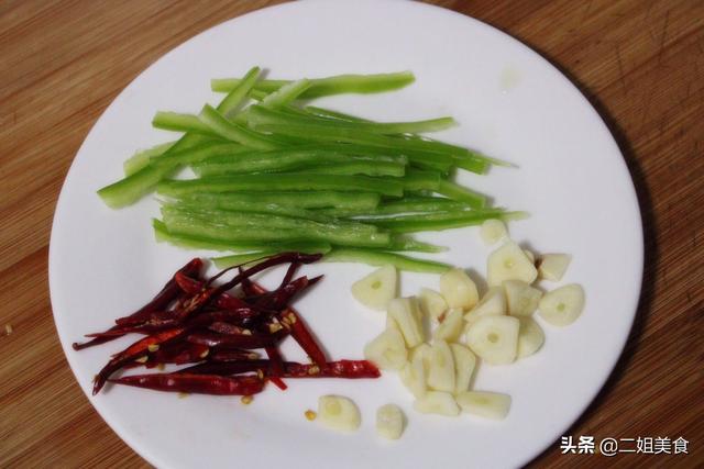 豆芽没炒熟有毒吗，怎么知道豆芽炒熟没（直接下锅炒豆芽就错了）