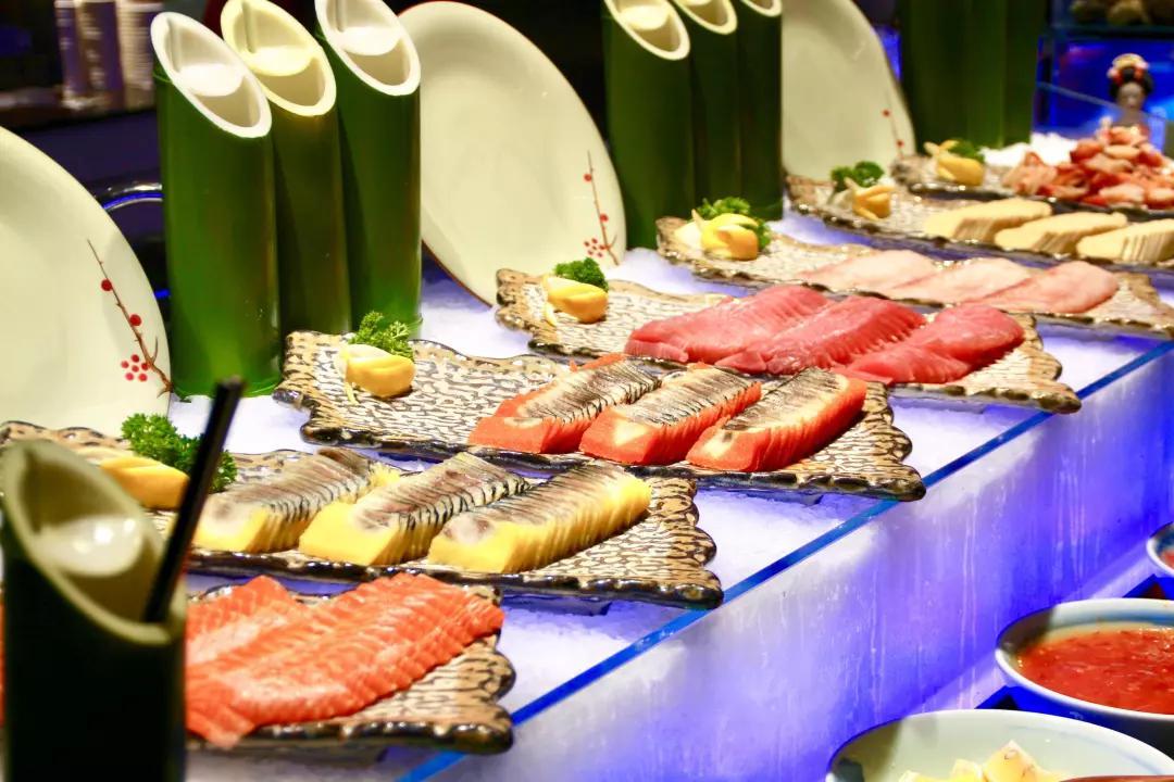 自助餐的菜品种类很多,一般包括冷菜,热菜,汤类,常见菜,特色菜,甜品