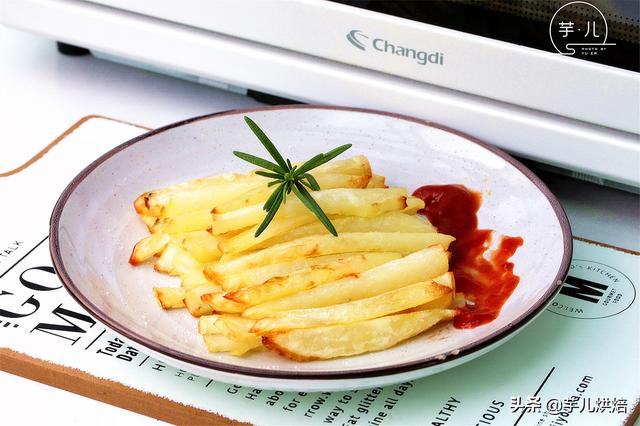 炸薯条的制作方法，如何制作家庭版炸薯条（几滴油炸出一大盘薯条）