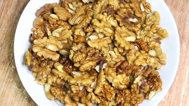 核桃糖怎么做，核桃糖怎么做好吃又酥脆（大厨教你在家做红枣核桃芝麻糖）