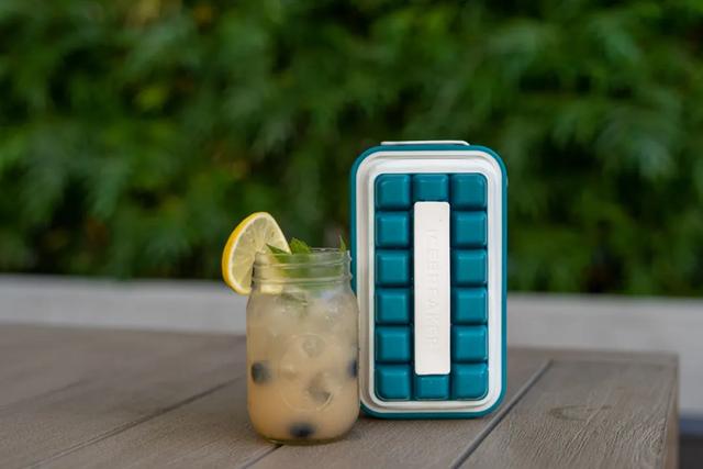 冰格里的冰怎么取出来（比传统冰格好用10倍的丹麦创意冰格）