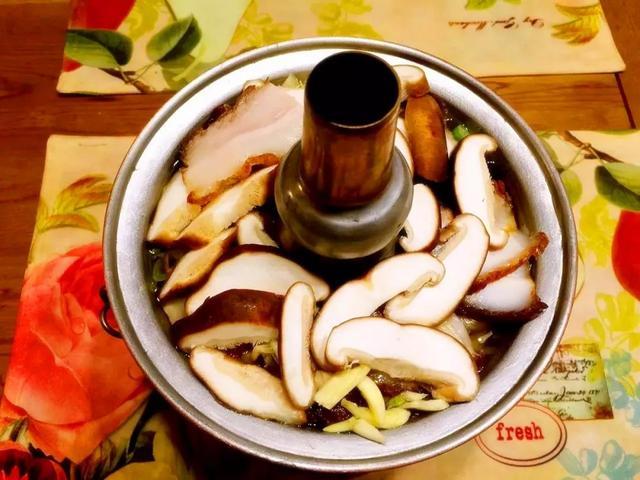 酸菜火锅的做法，羊蝎子酸菜火锅做法（在家做饭系列：酸菜什锦火锅）