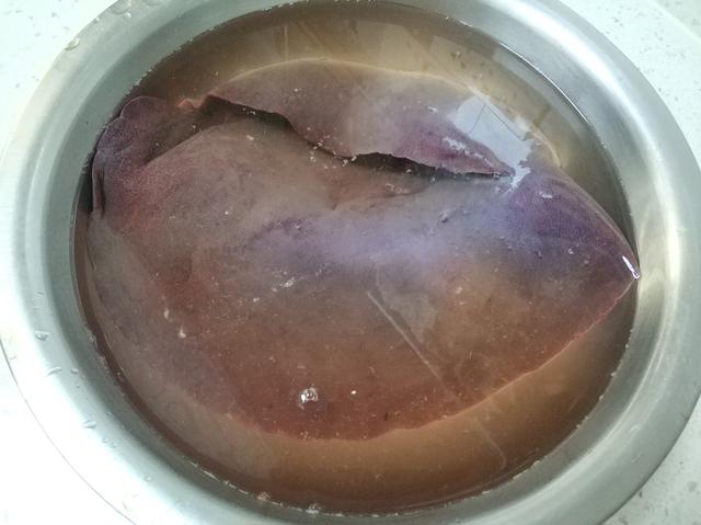 卤猪肝怎么炒，卤猪肝怎么炒好吃法窍门（好吃的关键就在于清洗方法和火候）