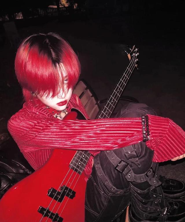 女生霸气抽烟，微信头像，女生霸气抽烟（酷女孩头像）