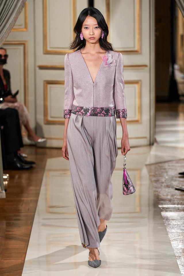 阿玛尼衣服什么档次，阿玛尼服饰什么档次（Privé2021秋季高定女装）