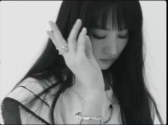 33岁刘亦菲挑战公主切造型，完美驾驭新发型（大胆尝试公主切刘海减龄又甜美）