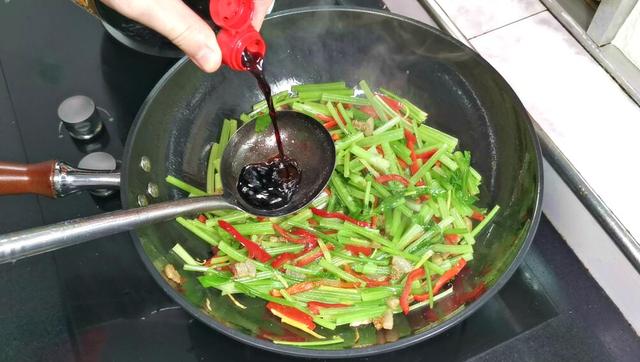 芹菜怎么炒好吃，芹菜怎么炒又脆又入味（饭店炒的芹菜为啥那么好吃）