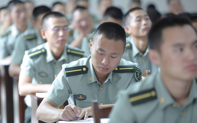什么时候当兵最好，大学生新生入伍什么时间走最合适（大几去当兵比较好，你知道吗）